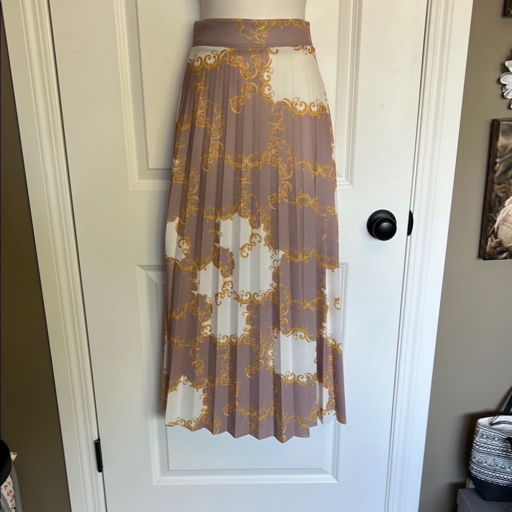 Chic Gold and Cream Patterned Midi Skirt